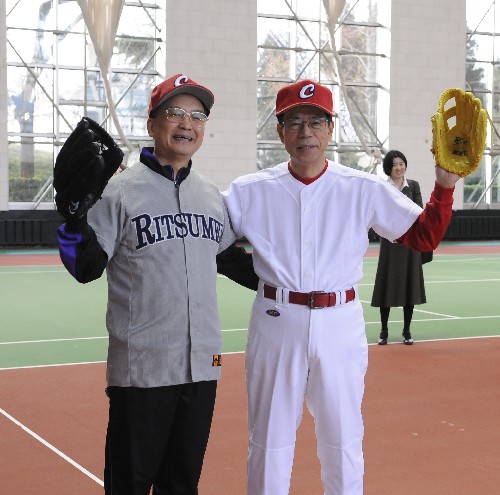 12月29日,中國國務院總理溫家寶和正在訪華的日本首相福田康夫在北京釣魚臺國賓館打棒球。 新華社記者 李學仁 攝