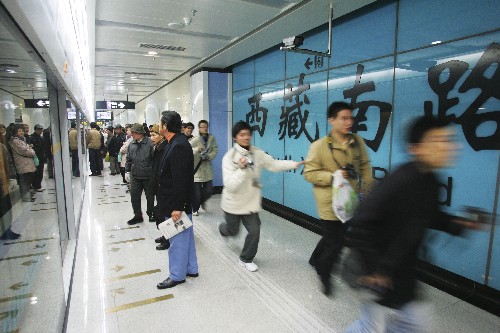 12月29日,乘客在上海軌道交通8號(hào)線西藏南路站候車(chē)。 當(dāng)日,上海軌道交通6號(hào)線、8號(hào)線(一期)、9號(hào)線(一期)開(kāi)通試運(yùn)營(yíng),1號(hào)線的終點(diǎn)站繼續(xù)向北延伸,4號(hào)線將實(shí)現(xiàn)環(huán)線運(yùn)營(yíng)。至此,上海市已擁有8條軌道交通線,共計(jì)160個(gè)運(yùn)營(yíng)車(chē)站,累計(jì)運(yùn)營(yíng)線路長(zhǎng)達(dá)234公里,線網(wǎng)規(guī)模居全國(guó)之首。 新華社記者 裴鑫 攝