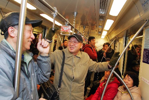 12月29日,乘客乘坐上海軌道交通8號(hào)線列車(chē)。 當(dāng)日,上海軌道交通6號(hào)線、8號(hào)線(一期)、9號(hào)線(一期)開(kāi)通試運(yùn)營(yíng),1號(hào)線的終點(diǎn)站繼續(xù)向北延伸,4號(hào)線將實(shí)現(xiàn)環(huán)線運(yùn)營(yíng)。至此,上海市已擁有8條軌道交通線,共計(jì)160個(gè)運(yùn)營(yíng)車(chē)站,累計(jì)運(yùn)營(yíng)線路長(zhǎng)達(dá)234公里,線網(wǎng)規(guī)模居全國(guó)之首。 新華社記者 裴鑫 攝