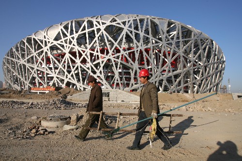 1月2日,兩名工人走過建設(shè)中的國(guó)家體育場(chǎng)前走過。國(guó)家體育場(chǎng)日前開始安裝座椅,預(yù)計(jì)春節(jié)前后完工。 國(guó)家體育場(chǎng)(“鳥巢”)于2003年12月24日開工建設(shè),預(yù)計(jì)2008年3月竣工。 新華社記者 邢廣利 攝