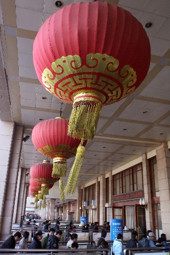 1月3日,旅客在北京站排隊進站。2008年全國鐵路春運方案日前出臺。在1月23日至3月2日的40天春運里,預計全國鐵路將發(fā)送旅客1.786億人,同比增長8.3%。 新華社記者 邢廣利 攝