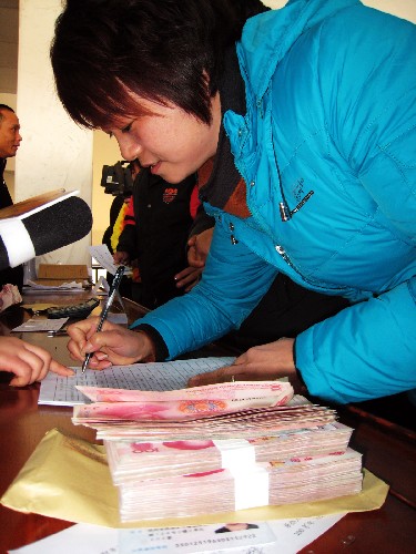1月4日,一名女工在登記領取被拖欠工資和經濟補償金。當日,杭州市余杭區(qū)法院將一筆30多萬元的執(zhí)行款發(fā)放到117名農民工手中。由兩名外國商人出資籌建的杭州一家香水公司2007年決定停產歇業(yè),但未向農民工支付部分工資和提前解除勞動合同的經濟補償金。在余杭區(qū)法院執(zhí)行局的果斷措施下,香水公司將執(zhí)行款交到法院。 新華社記者 黃深鋼 攝