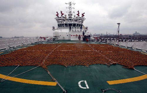 1月15日拍攝的可直接起降直升飛機的救生甲板。當日,被稱為“中國海上第一救”的中國最大型海洋救助船“南海救101”輪首次駛抵上海外高橋碼頭。據(jù)了解,“南海救101”輪在上海停留補給后,將前往渤海灣水域執(zhí)行冬季海上救助任務。 新華社發(fā)