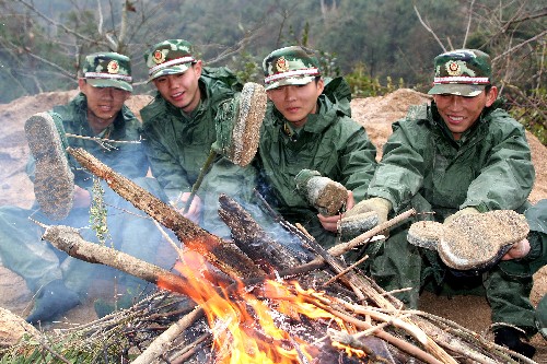 2月18日,武警官兵在休息間隙用火烘烤被雨水浸濕的鞋子。 因冰凍災(zāi)害影響,福建省建寧縣、寧化縣的電力設(shè)施遭到嚴(yán)重破壞,為了讓災(zāi)區(qū)群眾能在元宵節(jié)前用上電,武警福建省總隊(duì)千余名官兵正在全力以赴協(xié)助電力部門(mén)搶修受損線路。 新華社發(fā)(李濤 攝)