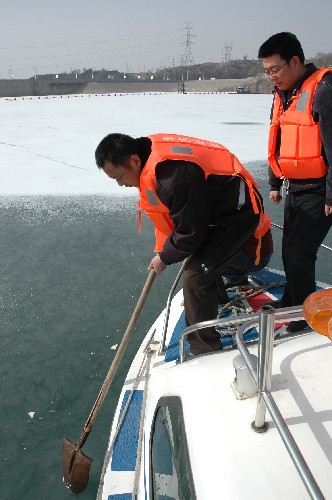 2月26日,工作人員檢查壩前冰層厚度。劉家峽水庫(kù)從1月中旬起出現(xiàn)結(jié)冰封凍現(xiàn)象,封凍面積超過(guò)水庫(kù)水域面積的一半。近日,隨著天氣轉(zhuǎn)暖,冰凍開(kāi)始融化。劉家峽水電廠積極采取措施,全力抗冰防凌,保證機(jī)組安全發(fā)電。目前,水電廠發(fā)電正常。 新華社發(fā)(于金明 攝)