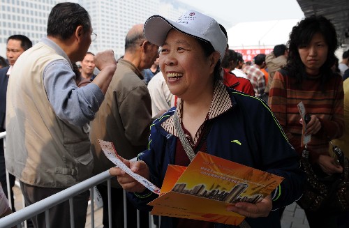 4月16日,一名來(lái)自黑龍江的游客在買到票后喜出望外。北京奧運(yùn)會(huì)主體育場(chǎng)“鳥(niǎo)巢”將于4月18日開(kāi)放并舉行首場(chǎng)比賽――國(guó)際田聯(lián)競(jìng)走挑戰(zhàn)賽。鳥(niǎo)巢的首次亮相吸引了眾多參觀者競(jìng)相購(gòu)票。 新華社記者 楊磊 攝