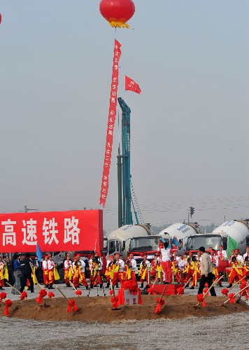 4月18日,京滬高速鐵路開(kāi)工典禮在北京舉行。當(dāng)日,世界上一次建成線路最長(zhǎng)、標(biāo)準(zhǔn)最高的高速鐵路――京滬高速鐵路全面開(kāi)工建設(shè)。這條高速鐵路將由中國(guó)自主建設(shè),自北京南站至上海虹橋站,全長(zhǎng)1318公里,總投資2209.4億元,計(jì)劃5年后建成,屆時(shí)輸送能力將達(dá)到單向每年8000萬(wàn)人次,時(shí)間將由現(xiàn)在的約10小時(shí)縮短到5小時(shí)。新華社記者 何俊昌 攝