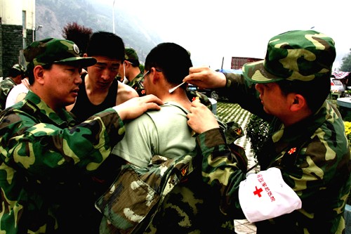 5月16日,解放軍總醫(yī)院醫(yī)療隊醫(yī)務(wù)人員在重災(zāi)區(qū)汶川縣映秀鎮(zhèn)為救援部隊官兵治療傷病。 解放軍總醫(yī)院派出了一支290名以專家教授為主的醫(yī)療隊,在四川災(zāi)區(qū)開展醫(yī)療救援服務(wù)。 新華社特約記者 趙建偉 攝