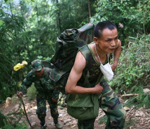 5月19日,民兵突擊隊(duì)員背負(fù)救災(zāi)物資趕赴重災(zāi)區(qū)茶坪鄉(xiāng)。當(dāng)日,四川內(nèi)江軍分區(qū)第三批38名民兵突擊隊(duì)員每人背負(fù)約20公斤救災(zāi)物資,克服重重困難,歷時(shí)近10個(gè)小時(shí),進(jìn)入曾一度與外界失去聯(lián)系的四川省綿陽(yáng)市安縣茶坪鄉(xiāng),將救災(zāi)物資送到了災(zāi)民手中,并幫助災(zāi)民安全轉(zhuǎn)移。 新華社發(fā)(劉忠俊 攝)