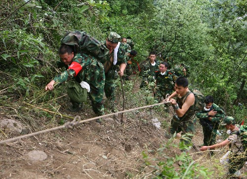 5月19日,民兵突擊隊(duì)員翻越2800多米的還梁子大山,將救災(zāi)物資送往茶坪鄉(xiāng)。當(dāng)日,四川內(nèi)江軍分區(qū)第三批38名民兵突擊隊(duì)員每人背負(fù)約20公斤救災(zāi)物資,克服重重困難,歷時(shí)近10個(gè)小時(shí),進(jìn)入曾一度與外界失去聯(lián)系的四川省綿陽(yáng)市安縣茶坪鄉(xiāng),將救災(zāi)物資送到了災(zāi)民手中,并幫助災(zāi)民安全轉(zhuǎn)移。 新華社發(fā)(劉忠俊 攝)