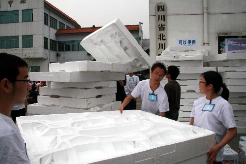5月20日,同學們在協(xié)助志愿者搬運物品。 當日是北川中學高三學生復課的第二天。在北川中學復課點四川綿陽長虹培訓中心的高三學生已全面復課,生活狀況良好。記者在現(xiàn)場看到,一些高三學生正在協(xié)助志愿者搭建帳篷、搬運物品,還有部分學生正在接受專家的心理輔導,校園里秩序良好。 新華社記者 陳昌奇 攝