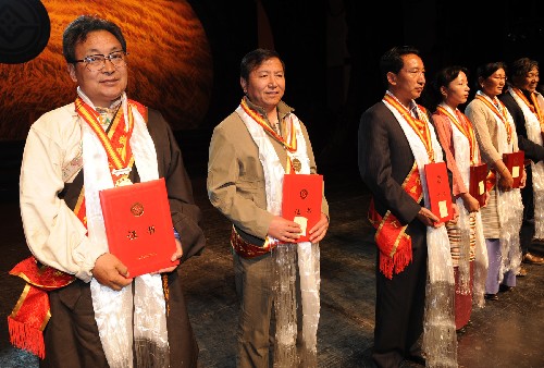 6月14日,西藏自治區(qū)向31名國家級非物質(zhì)文化遺產(chǎn)項(xiàng)目代表性傳承人頒發(fā)獎?wù)潞妥C書。 新華社記者 索朗羅布 攝