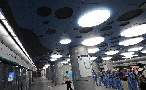這是6月19日拍攝的北京地鐵奧運(yùn)支線奧林匹克公園站站臺(tái)。由于此站靠近“水立方”,站臺(tái)設(shè)計(jì)主題為“水元素”,吊頂采用水泡形狀進(jìn)行造型。北京地鐵奧運(yùn)支線正線全長(zhǎng)為4.398公里,共設(shè)4座車站,從南向北分別為北土城站、奧體中心站、奧林匹克公園站和森林公園南門站。它把北京奧運(yùn)主場(chǎng)館以及奧林匹克公園、森林公園等聯(lián)系起來。目前奧運(yùn)支線正在空載試運(yùn)行階段,預(yù)計(jì)7月開通試運(yùn)營(yíng)。 新華社記者 李文 攝