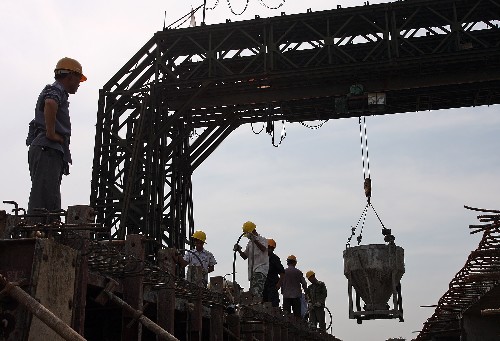 6月22日,工人們在二廣高速公路邵永段緊張施工。 目前,二廣高速公路邵永段(湖南邵陽至永州)七里坪湘江大橋正在緊張施工。二廣高速公路是國家高速公路網(wǎng)的組成部分,北起內(nèi)蒙古二連浩特,南至廣州,中間途經(jīng)山西、河南、湖北、湖南,全長2685公里。 新華社發(fā)(陶旭日 攝)