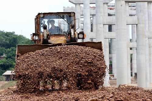 6月22日,工人們在二廣高速公路邵永段緊張施工。 目前,二廣高速公路邵永段(湖南邵陽至永州)七里坪湘江大橋正在緊張施工。二廣高速公路是國家高速公路網(wǎng)的組成部分,北起內(nèi)蒙古二連浩特,南至廣州,中間途經(jīng)山西、河南、湖北、湖南,全長2685公里。 新華社發(fā)(陶旭日 攝)