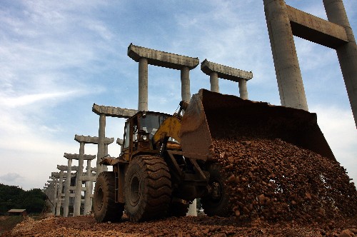 6月22日,工人們在二廣高速公路邵永段緊張施工。 目前,二廣高速公路邵永段(湖南邵陽至永州)七里坪湘江大橋正在緊張施工。二廣高速公路是國家高速公路網(wǎng)的組成部分,北起內(nèi)蒙古二連浩特,南至廣州,中間途經(jīng)山西、河南、湖北、湖南,全長2685公里。 新華社發(fā)(陶旭日 攝)