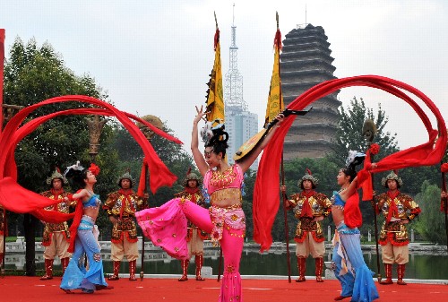 7月4日,演員在點(diǎn)火儀式上表演。當(dāng)日,北京奧運(yùn)會(huì)圣火在陜西西安傳遞。 新華社記者焦衛(wèi)平攝