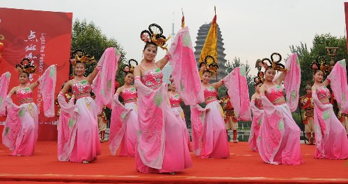 7月4日,演員在點(diǎn)火儀式上表演。當(dāng)日,北京奧運(yùn)會(huì)圣火在陜西西安傳遞。 新華社記者焦衛(wèi)平攝