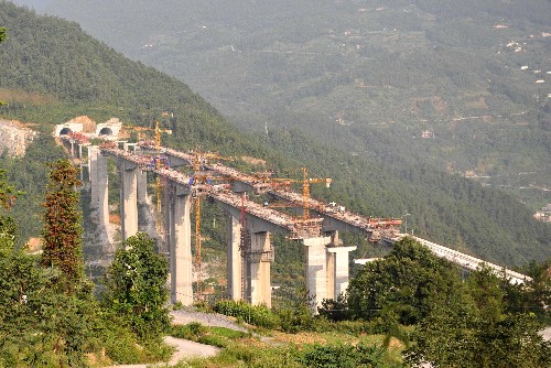滬蓉西高速公路關(guān)口埡大橋正加緊施工(7月7日攝)。湖北滬蓉西高速公路是迄今為止湖北省投資最大、工程最為艱巨、地質(zhì)最為復(fù)雜、建設(shè)周期最長的高速公路工程,也是目前全國建設(shè)難度最大的高速公路項目之一。滬蓉西高速公路東起湖北宜昌長江公路大橋,途經(jīng)宜都、長陽、巴東、建始、恩施、利川6個縣市,西止湖北省利川市魚泉口,全長約320公里,2004年開工,預(yù)計將于2009年全線竣工。 新華社記者 郝同前攝