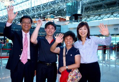 7月11日,臺(tái)灣假日旅行社總經(jīng)理羅吉瑛(左)攜夫人(右)在臺(tái)北桃園機(jī)場為大陸游客送行。 當(dāng)日,大陸居民赴臺(tái)旅游首發(fā)團(tuán)中的近200名游客結(jié)束在臺(tái)旅程返回北京和江蘇,其余大陸游客將于7月13日返回各自的出發(fā)地。 新華社記者 陳建力 攝