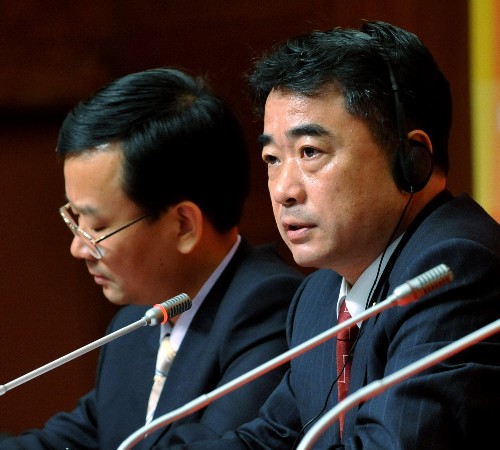 7月23日,北京奧組委安保部部長劉紹武(右)在新聞發(fā)布會上介紹北京奧運會安保情況。當(dāng)日,北京奧運會安保新聞發(fā)布會在北京奧運會主新聞中心舉行。 新華社記者 張國俊 攝