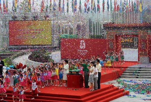 7月27日,北京奧運(yùn)會奧運(yùn)村開村儀式在北京舉行。當(dāng)日,2008年北京奧運(yùn)會奧運(yùn)村正式開村,奧運(yùn)村將接待來自200余個國家和地區(qū)的16000余名運(yùn)動員和隨隊官員。 新華社記者楊磊攝
