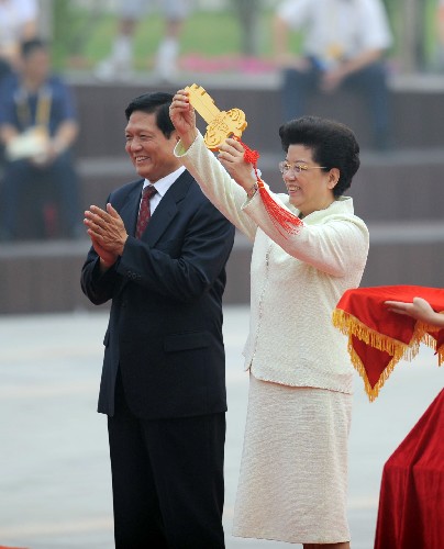 7月27日,中共中央政治局委員、北京市委書記、北京奧組委主席劉淇,全國人大常委會副委員長、北京奧組委副主席、北京奧運(yùn)村村長陳至立出席北京奧運(yùn)會奧運(yùn)村開村儀式。當(dāng)日,2008年北京奧運(yùn)會奧運(yùn)村正式開村,奧運(yùn)村將接待來自200余個國家和地區(qū)的16000余名運(yùn)動員和隨隊官員。 新華社記者徐昱攝