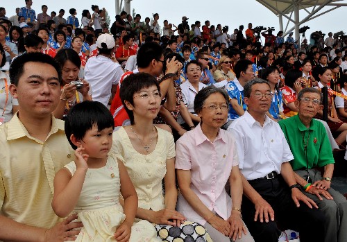 7月27日,北京市民代表李放全家(前)在北京奧運(yùn)會奧運(yùn)村開村儀式上。當(dāng)日,2008年北京奧運(yùn)會奧運(yùn)村正式開村,奧運(yùn)村將接待來自200余個國家和地區(qū)的16000余名運(yùn)動員和隨隊官員。 新華社記者張國俊攝