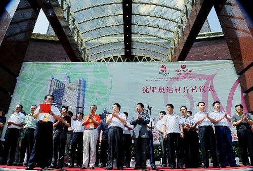 7月27日,沈陽(yáng)奧運(yùn)村開(kāi)村儀式在沈陽(yáng)皇朝萬(wàn)豪酒店舉行。當(dāng)日,沈陽(yáng)奧運(yùn)村正式開(kāi)村。奧運(yùn)村所在的皇朝萬(wàn)豪酒店,是第29屆奧運(yùn)會(huì)沈陽(yáng)賽區(qū)唯一官方指定接待酒店,距“奧足賽”比賽場(chǎng)地五里河體育場(chǎng)僅有3公里,將接待來(lái)自美國(guó)、德國(guó)、尼日利亞等10個(gè)國(guó)家12支足球團(tuán)隊(duì)。 新華社記者 謝環(huán)馳 攝