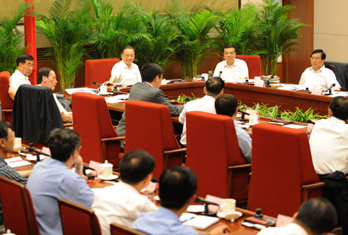 7月8日至11日,國務(wù)院在北京中南海連續(xù)召開三次經(jīng)濟(jì)形勢座談會,分別聽取地方負(fù)責(zé)人和經(jīng)濟(jì)專家的意見和建議。國務(wù)院總理溫家寶主持會議并講話。這是7月11日,國務(wù)院第三次召開專家座談會,重點(diǎn)分析金融和房地產(chǎn)形勢,聽取促進(jìn)金融和房地產(chǎn)業(yè)穩(wěn)定健康發(fā)展的政策建議。 新華社記者 劉建生 攝
