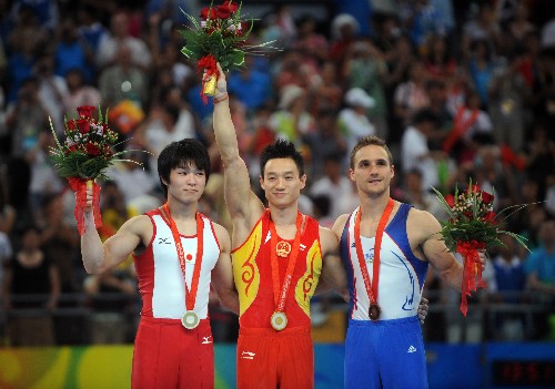 8月14日,中國選手楊威(中)、日本選手內(nèi)村航平(左)與法國選手伯努瓦·卡拉諾布在頒獎儀式上合影。當日,在國家體育館舉行的北京奧運會男子個人全能決賽中,楊威以94.575分的成績奪得冠軍,內(nèi)村航平以91.975分的成績獲亞軍,伯努瓦·卡拉諾布以91.925分的成績獲季軍。 新華社記者程敏攝