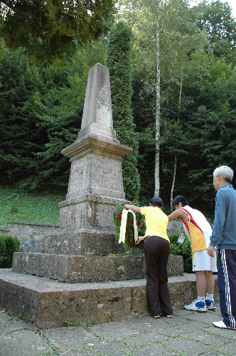 8月14日,在保加利亞中部山區(qū)療養(yǎng)的中國地震災(zāi)區(qū)學(xué)生療養(yǎng)團(tuán)成員向泰特文市的保加利亞民族革命英雄格奧爾基·本科夫斯基紀(jì)念碑敬獻(xiàn)花環(huán)。 新華社記者 王蒙 攝