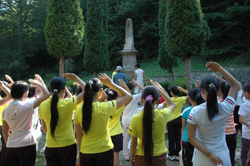 8月14日,在保加利亞中部山區(qū)療養(yǎng)的中國地震災(zāi)區(qū)學(xué)生療養(yǎng)團(tuán)成員向泰特文市的保加利亞民族革命英雄格奧爾基·本科夫斯基紀(jì)念碑敬獻(xiàn)花環(huán)。 新華社記者謝學(xué)敏攝
