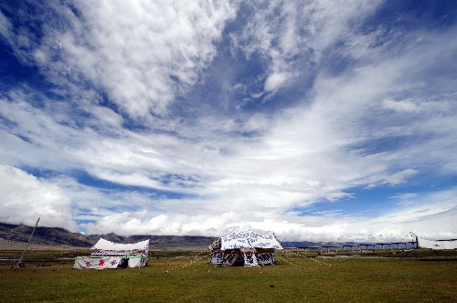 藏北當(dāng)雄縣牧民達(dá)瓦多吉開辦的牧民旅游度假村位于青藏公路和青藏鐵路旁邊的草原上(8月24日攝)。據(jù)西藏自治區(qū)旅游局統(tǒng)計(jì),西藏全區(qū)目前從事旅游經(jīng)營(yíng)的農(nóng)牧民有8700多戶,旅游業(yè)已成為西藏許多農(nóng)牧民新的致富手段。 新華社記者 覺果 攝