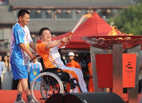 9月4日,最后一棒火炬手劉崢偉點(diǎn)燃圣火盆。當(dāng)日,北京殘奧會(huì)圣火在河南洛陽(yáng)進(jìn)行傳遞。 新華社記者 金良快 攝