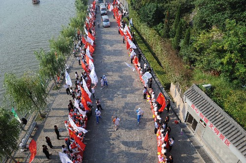 9月4日,洛陽(yáng)當(dāng)?shù)厝罕妸A道歡迎圣火到來(lái)。當(dāng)日,北京殘奧會(huì)圣火在河南洛陽(yáng)進(jìn)行傳遞。 新華社記者朱祥攝