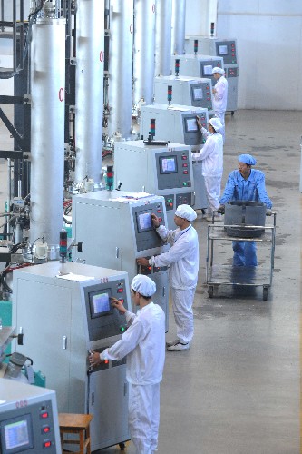 這是單晶硅生產線(9月4日攝)。目前,寧夏2000噸單晶硅一期項目已完成投資1.3億元,并投入生產,預計年產單晶硅600噸。該項目共分三期,總投資6.94億元。整個項目預計于2009年完成。企業(yè)全部投產后每年可實現(xiàn)銷售收入44億元、稅收1.5億元。單晶硅的原料生產與產品開發(fā)具有較高的科技含量和工業(yè)生產附加值。 新華社記者 劉廣銘 攝