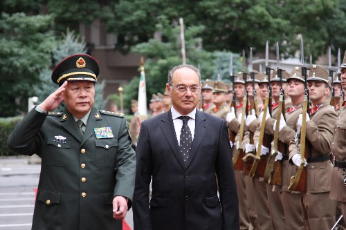 9月16日,匈牙利國防部長塞凱賴什·伊姆雷(左二)在國防部大樓前的廣場上為正在匈牙利訪問的中國國務(wù)委員兼國防部長梁光烈舉行正式的歡迎儀式。新華社記者楊永前攝