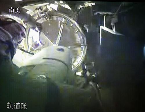 9月27日,航天員翟志剛在神舟七號(hào)載人飛船軌道艙進(jìn)行出艙前的準(zhǔn)備工作(攝于北京航天飛行控制中心大屏幕)。當(dāng)日中午,航天員出艙活動(dòng)任務(wù)開始。 新華社記者查春明攝