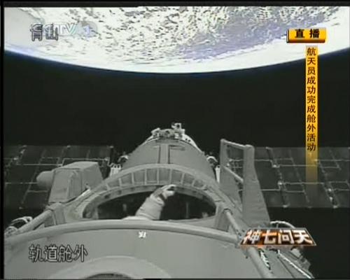 9月27日,執(zhí)行神舟七號(hào)載人航天飛行出艙活動(dòng)任務(wù)的航天員翟志剛返回軌道艙。新華社發(fā)(電視截圖)