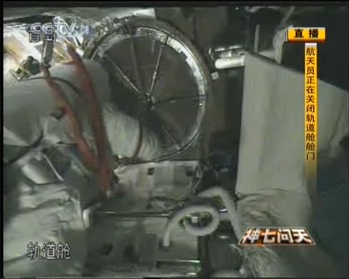 9月27日,執(zhí)行神舟七號載人航天飛行出艙活動任務的航天員翟志剛返回軌道艙。航天員關上艙門。新華社發(fā)(電視截圖)