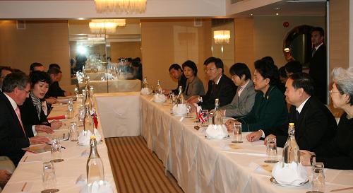 11月17日,中國國務(wù)委員劉延?xùn)|(前右三)與英國創(chuàng)新、大學(xué)和技能大臣德納姆(左一)舉行會(huì)談。雙方就加強(qiáng)教育、科技領(lǐng)域的合作深入交換意見,達(dá)成廣泛共識(shí)。新華社記者 謝秀棟 攝
