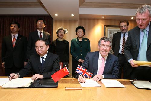 11月17日,中國教育部部長周濟(jì)(前左)在英國首都倫敦與英國創(chuàng)新、大學(xué)和技能大臣德納姆(前左二)簽署關(guān)于進(jìn)一步推動(dòng)教育交流與合作的聯(lián)合聲明,中國國務(wù)委員劉延?xùn)|(后左四)出席簽字儀式。新華社記者 謝秀棟 攝