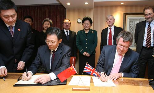 11月17日,中國科技部副部長李學(xué)勇(前左二)在英國首都倫敦與英國創(chuàng)新、大學(xué)和技能大臣德納姆(前左三)簽署關(guān)于科學(xué)和創(chuàng)新聯(lián)合聲明,中國國務(wù)委員劉延?xùn)|(后右三)出席簽字儀式。 新華社記者 謝秀棟 攝