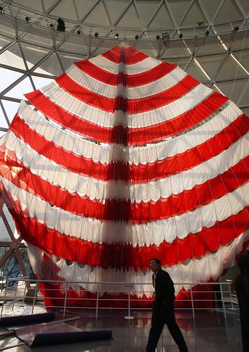 12月2日拍攝的即將展出的“神舟七號(hào)”返回艙使用的降落傘。當(dāng)日,“上海2008航天科技展”全部展品在上海科技館內(nèi)布展完畢,并將于12月3日正式開幕。此次參展的40多件展品中,最引人注目的就是“神七”的相關(guān)展品。其中,翟志剛、劉伯明、景海鵬三名航天員在返回艙內(nèi)使用的座椅將實(shí)物展出。此外,飛船返回艙使用的降落傘也會(huì)與觀眾見面;而無法返回地面的“神七”的軌道艙和推進(jìn)艙的一模一樣的正樣件也將亮相航天展。新華社記者 劉穎 攝
