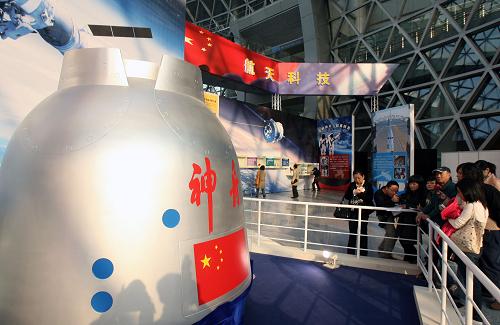 12月2日拍攝的即將展出的“神舟七號(hào)”返回艙模型。當(dāng)日,“上海2008航天科技展”全部展品在上??萍拣^內(nèi)布展完畢,并將于12月3日正式開幕。此次參展的40多件展品中,最引人注目的是“神七”的相關(guān)展品。其中,翟志剛、劉伯明、景海鵬三名航天員在返回艙內(nèi)使用的座椅將實(shí)物展出。此外,飛船返回艙使用的降落傘也會(huì)與觀眾見面;而無法返回地面的“神七”的軌道艙和推進(jìn)艙的一模一樣的正樣件也將亮相航天展。新華社記者 劉穎 攝
