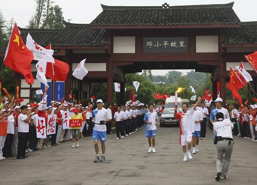 2008年8月3日,北京奧運(yùn)圣火在四川省廣安市傳遞。 新華社發(fā)