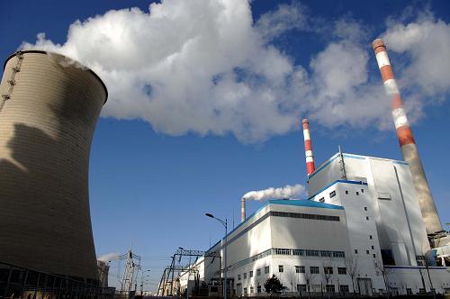 地處鄂爾多斯市薛家灣鎮(zhèn)的國華準(zhǔn)格爾電廠碧空如洗(12月11日攝)。內(nèi)蒙古能源、電力、重工業(yè)基地鄂爾多斯市嚴(yán)格落實(shí)國家《循環(huán)經(jīng)濟(jì)法》和環(huán)保檢測(cè)制度,二氧化硫、粉塵等污染物嚴(yán)格控制排放,蒙西“金三角”地區(qū)總體環(huán)境質(zhì)量狀況良好。截至2008年12月初,鄂爾多斯市空氣質(zhì)量優(yōu)良天數(shù)超過300天,棋盤井、沙圪堵、薛家灣等工業(yè)重鎮(zhèn)環(huán)境空氣質(zhì)量明顯好于往年,集中式飲用水源地水質(zhì)達(dá)標(biāo)率100%。新華社記者 張領(lǐng) 攝