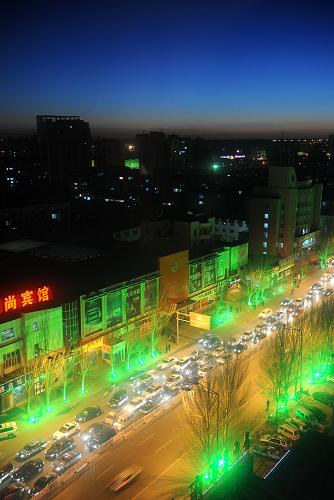夜幕降臨的鄂爾多斯市東勝區(qū)(12月11日攝)。內(nèi)蒙古能源、電力、重工業(yè)基地鄂爾多斯市嚴(yán)格落實(shí)國家《循環(huán)經(jīng)濟(jì)法》和環(huán)保檢測(cè)制度,二氧化硫、粉塵等污染物嚴(yán)格控制排放,蒙西“金三角”地區(qū)總體環(huán)境質(zhì)量狀況良好。截至2008年12月初,鄂爾多斯市空氣質(zhì)量優(yōu)良天數(shù)超過300天,棋盤井、沙圪堵、薛家灣等工業(yè)重鎮(zhèn)環(huán)境空氣質(zhì)量明顯好于往年,集中式飲用水源地水質(zhì)達(dá)標(biāo)率100%。新華社記者 張領(lǐng) 攝