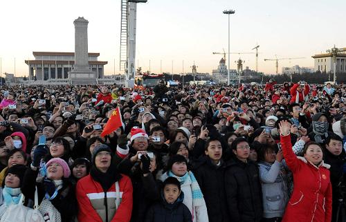 1月1日清晨,北京天安門廣場舉行隆重的升國旗儀式,來自全國各地的1.2萬名群眾冒著寒風觀看升旗儀式,迎接2009年的到來。新華社記者 唐召明 攝